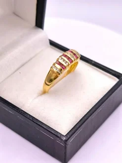 Bague jarretière or jaune ornée de rubis et diamants