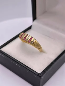 Bague jarretière or jaune ornée de rubis et diamants