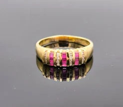 Bague jarretière or jaune ornée de rubis et diamants