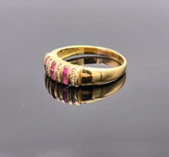 Bague jarretière or jaune ornée de rubis et diamants