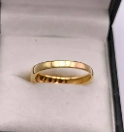 Bague jarretière or jaune ornée de rubis et diamants