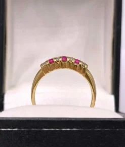 Bague jarretière or jaune ornée de rubis et diamants