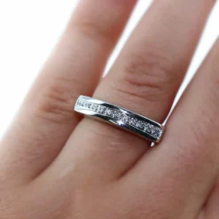 Bague Jarretière pavée de diamants