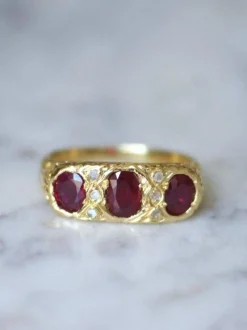 Bague jarretière rubis birmans et diamants
