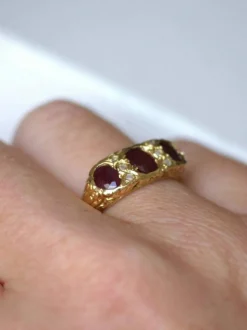Bague jarretière rubis birmans et diamants
