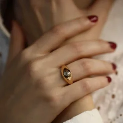 Bague Jonc Anglais en or jaune avec un diamant