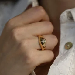Bague Jonc Anglais en or jaune avec un diamant