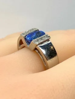 Bague jonc en or blanc 18 carats, saphir et diamants