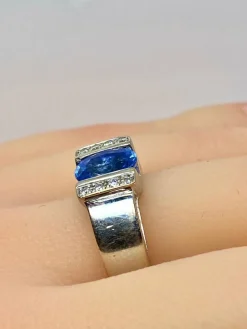 Bague jonc en or blanc 18 carats, saphir et diamants