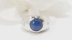 Bague jonc en or blanc et saphir étoilé