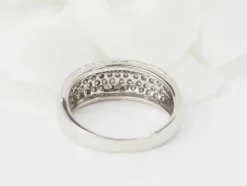 Bague jonc en or blanc et diamants