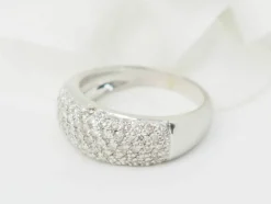 Bague jonc en or blanc et diamants