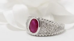 Bague Jonc en or blanc, rubis ovale et diamants