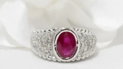 Bague Jonc en or blanc, rubis ovale et diamants