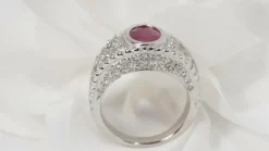 Bague Jonc en or blanc, rubis ovale et diamants
