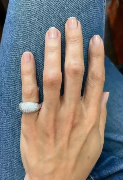 Bague jonc en or gris pavée de diamants