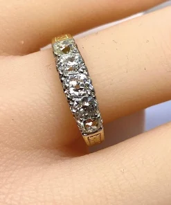 Bague jonc en or jaune 18 carats sertie de 5 diamants, vers 1900