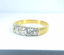 Bague jonc en or jaune 18 carats sertie de 5 diamants, vers 1900