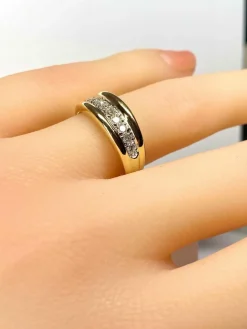 Bague jonc en or jaune 18 carats sertie de 9 diamants