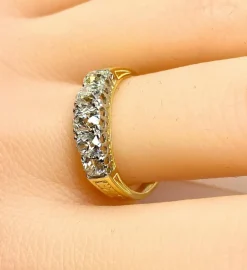 Bague jonc en or jaune 18 carats sertie de 5 diamants, vers 1900