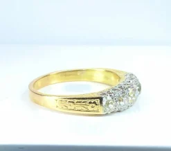 Bague jonc en or jaune 18 carats sertie de 5 diamants, vers 1900