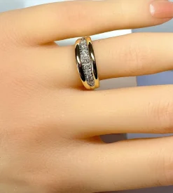 Bague jonc en or jaune 18 carats sertie de 9 diamants
