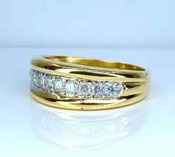 Bague jonc en or jaune 18 carats sertie de 9 diamants