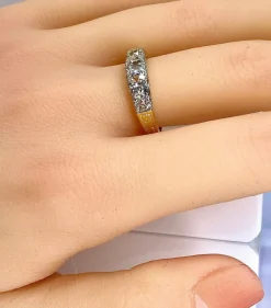 Bague jonc en or jaune 18 carats sertie de 5 diamants, vers 1900