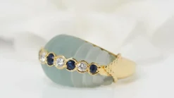 Bague jonc en or jaune saphirs et diamants sur quartz vert