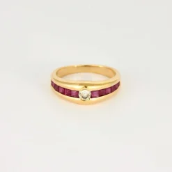 Bague jonc en or jaune, diamant et rubis calibrés