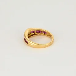 Bague jonc en or jaune, diamant et rubis calibrés