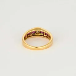 Bague jonc en or jaune, diamant et rubis calibrés