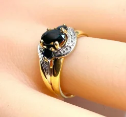 Bague jonc en or jaune en saphirs et diamants