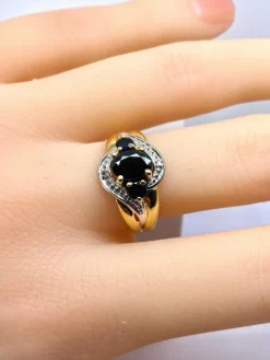 Bague jonc en or jaune en saphirs et diamants
