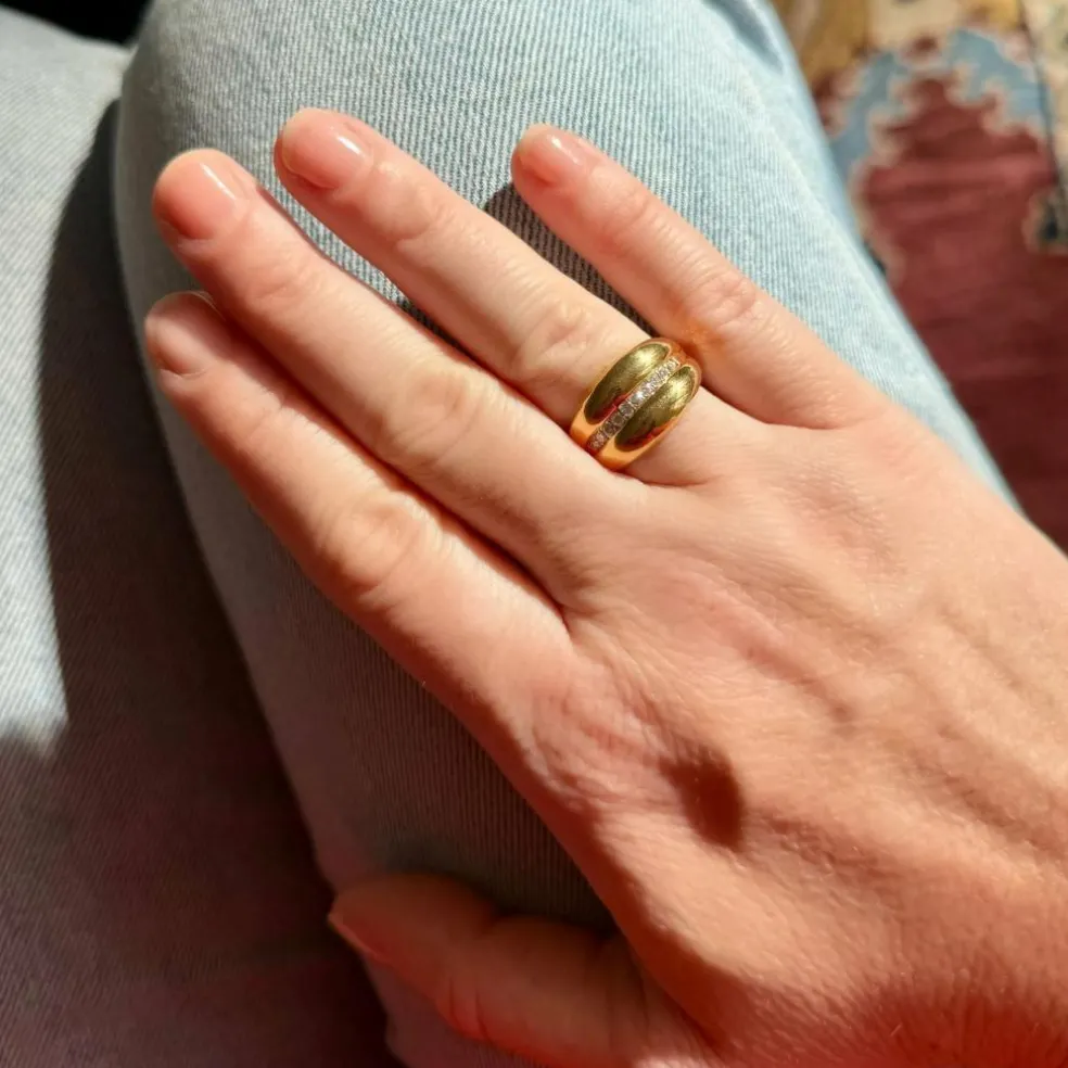 Bague jonc en or jaune et ligne de diamants