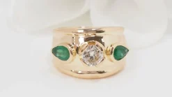 Bague Jonc en or jaune, émeraudes et diamants
