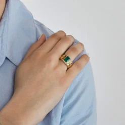 Bague jonc en or jaune émeraude et diamants