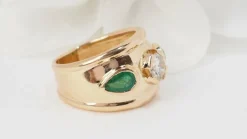 Bague Jonc en or jaune, émeraudes et diamants