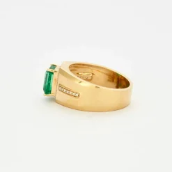 Bague jonc en or jaune émeraude et diamants