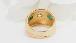 Bague Jonc en or jaune, émeraudes et diamants