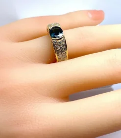 Bague jonc en or jaune, saphir et diamants