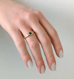 Bague jonc en or jaune, saphir et diamants