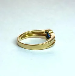 Bague jonc en or jaune, saphir et diamants