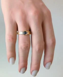 Bague jonc en or jaune, saphir et diamants