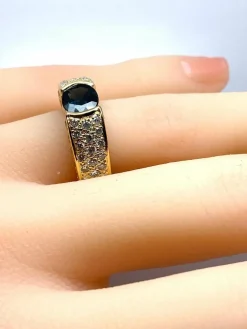 Bague jonc en or jaune, saphir et diamants