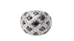 Bague jonc or blanc et diamants noirs et blancs
