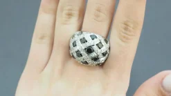 Bague jonc or blanc et diamants noirs et blancs