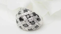 Bague jonc or blanc et diamants noirs et blancs