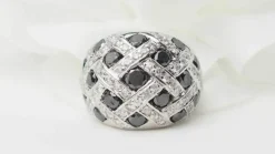 Bague jonc or blanc et diamants noirs et blancs