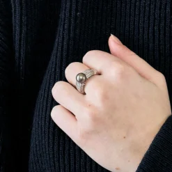 Bague jonc or blanc, perle de culture et diamants